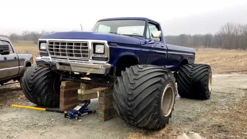 怎样给皮卡车换装大脚轮胎