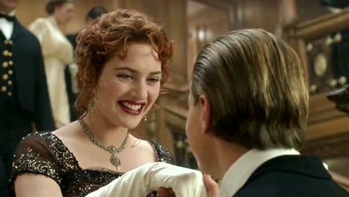 泰坦尼克号:杰克亲吻萝丝的手 简直就是一个绅士