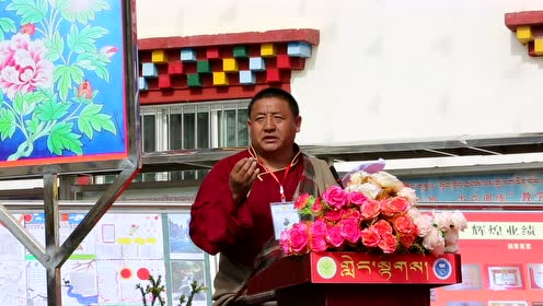 若尔盖县冻列中学纪念恩师罗让尼玛