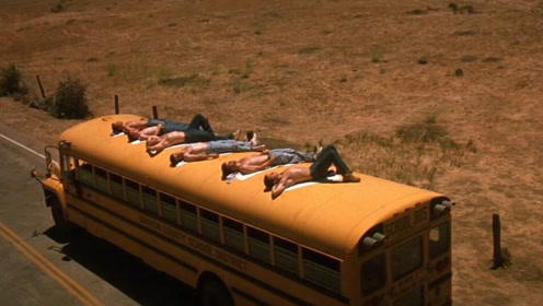 食人魔每隔23年出现一次,这天刚好遇到学生郊游,大巴成肉罐头