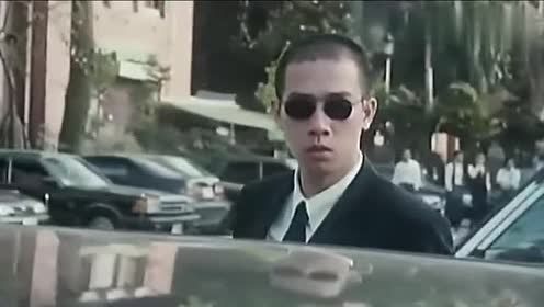 古惑仔:陈小春太帅了!拔枪杀人气场溢出屏幕!展现杀手本色!