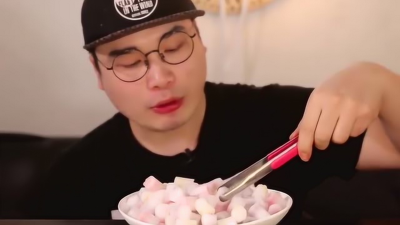 韩国大胃王帅哥吃水果冰柱,好魔性的脆声听着好过瘾!