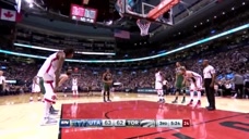 NBA轻松时刻：罚球时这画面让观众看懵了，咋还“脱裤子”了呢