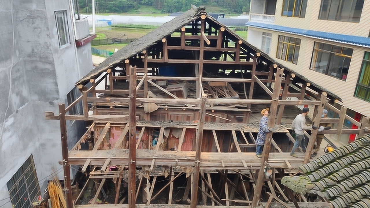 拆卸80年的木房,房梁木头以800多块被人买走,烂木头还有人要?