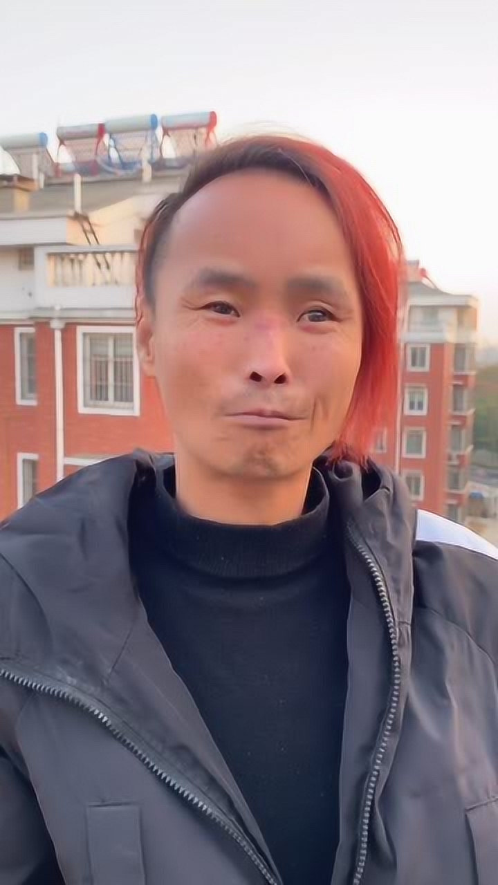 奇葩男扬言拒绝网恋却受到女粉丝追捧,网友吐槽粉丝口味太重!