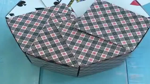 家里废旧的扑克牌不要扔,这样折上几道,秒变收纳小筐子!