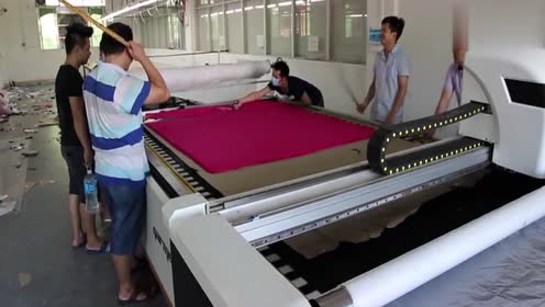 拓荒牛全自动智能裁床,裁布机切割布料,你觉得怎么样?