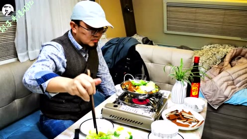 房车来带江西余干,靠着鄱阳湖驻车,今晚吃火锅,享受旅游和美食