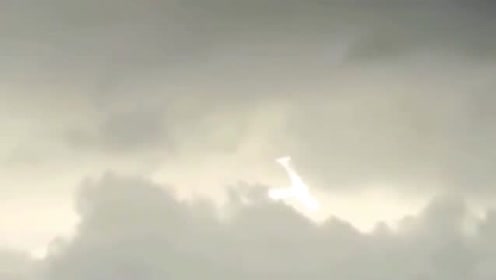 云层中出现不明光体，不是UFO那还是什么？
