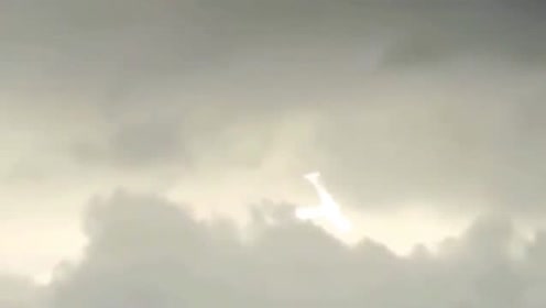 云层中出现不明光体，不是UFO那还是什么？的图片