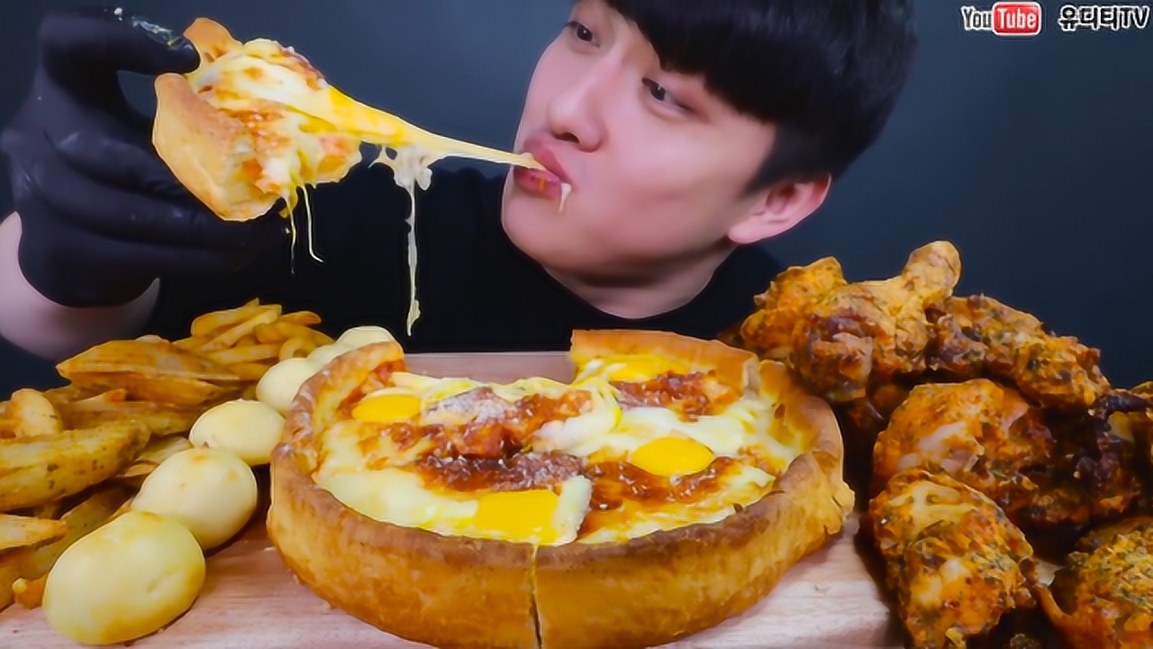 韩国大胃王:奶酪披萨 炸鸡块,直接大口咀嚼,小嘴嘟嘟太可爱了