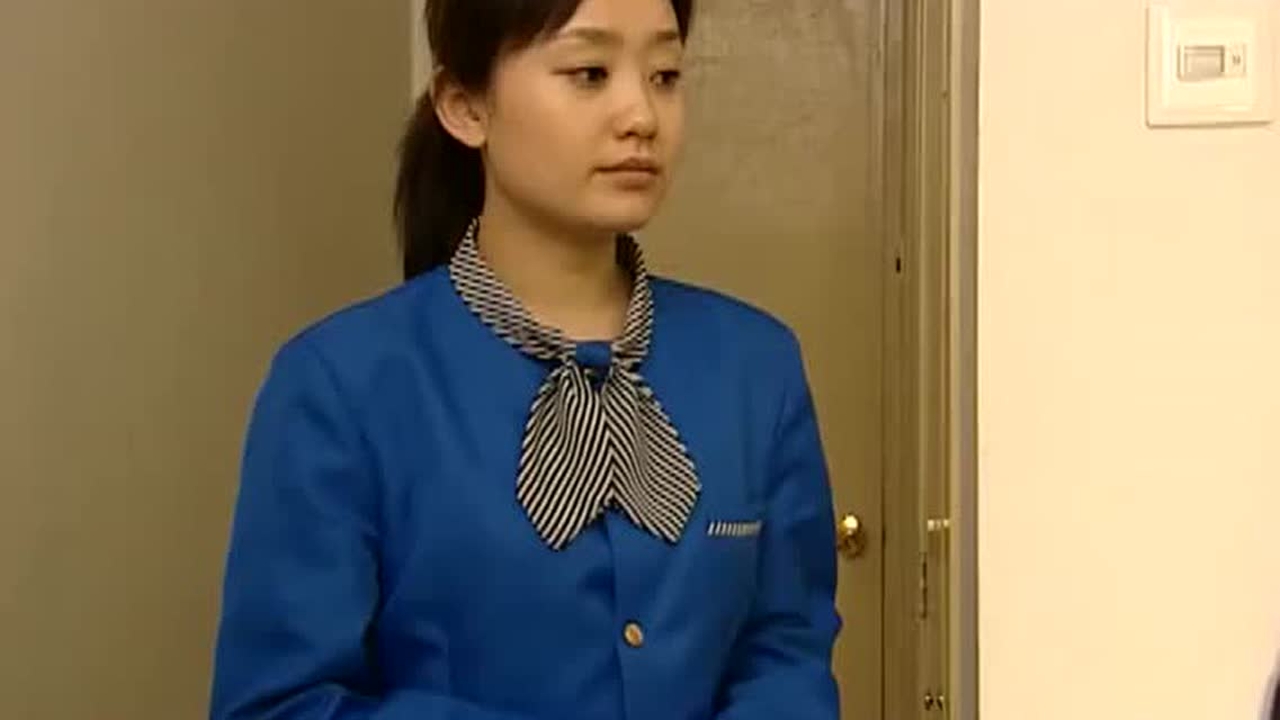 渴望城市,小莲进宿舍,看到老潘在欺负别的服务员,真是没道德