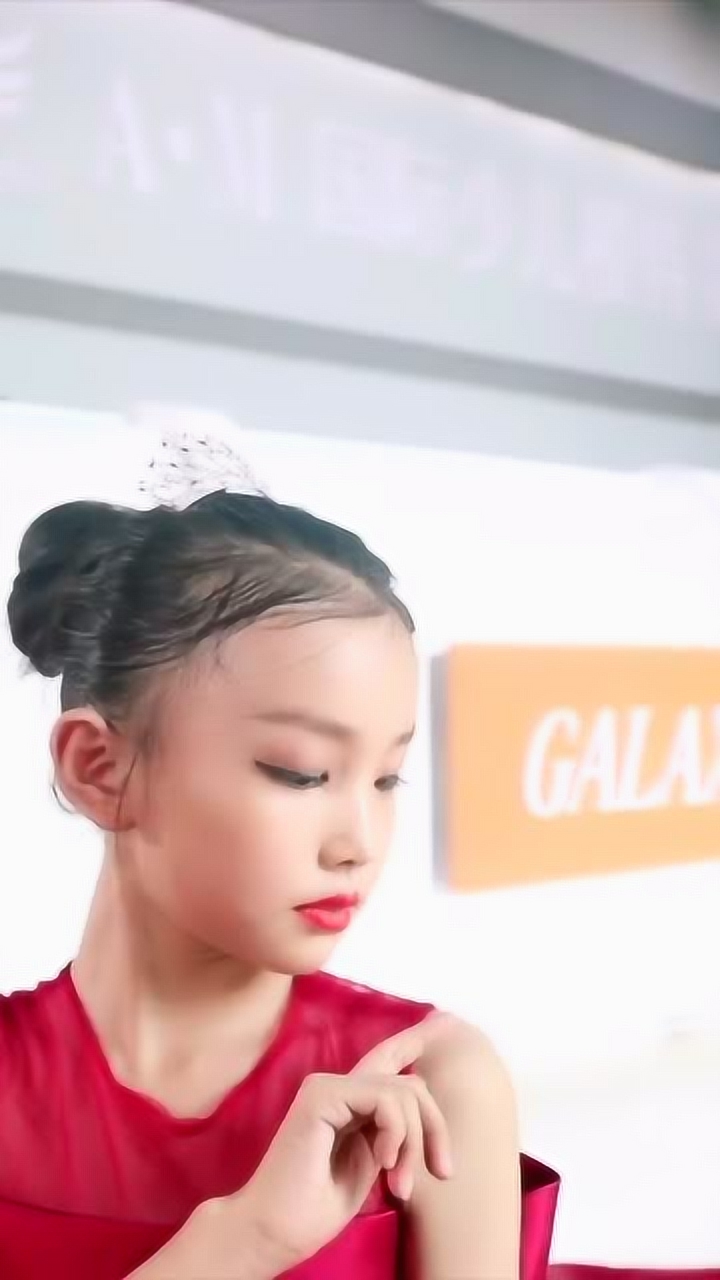 宋小睿穿了一条大红裙子我做梦都想不到她的动作竟然这么大胆