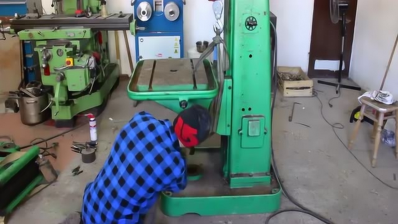 外国机械牛人拆解翻新一台大型钻床,这是个大工程!