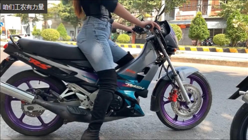 骑着本田弯梁摩托车的女孩,这车是二冲程的,机油跟汽油一起烧呢