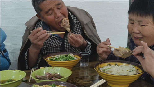 间:2020-12-15上传者:乡土小峰简 介:下雨了,农村媳妇带公婆上街喝