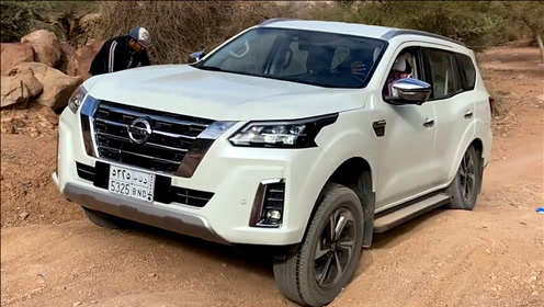 2021款日产途达实车展示,开到沙漠里跑几圈,才知道性能如何