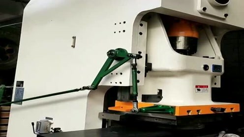 超级重的冲床接料器,安装调试成功,拭目以待它的劳动成果!