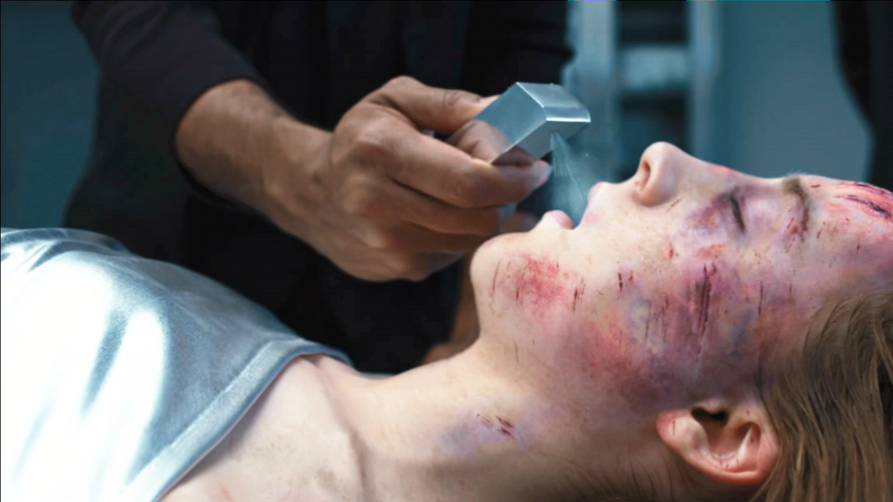 死亡女孩遍体鳞伤 ,被喷一口水和值入外星灵魂竟然活了过来!