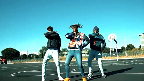 willsmith和jasonderulo打高尔夫把牙打掉了