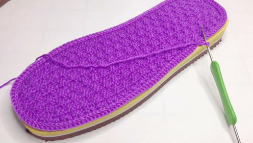 钩针编织:双边鞋底先钩中长针来固定好,然后再来一圈短针