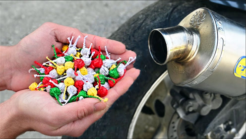 250个摔炮的威力有多大?倒进排气管的瞬间,眼见为实!