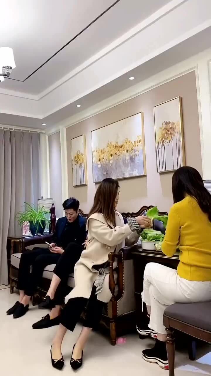 我的家庭姊妹多,我是老三,两边是我的双胞胎弟弟大阳二阳