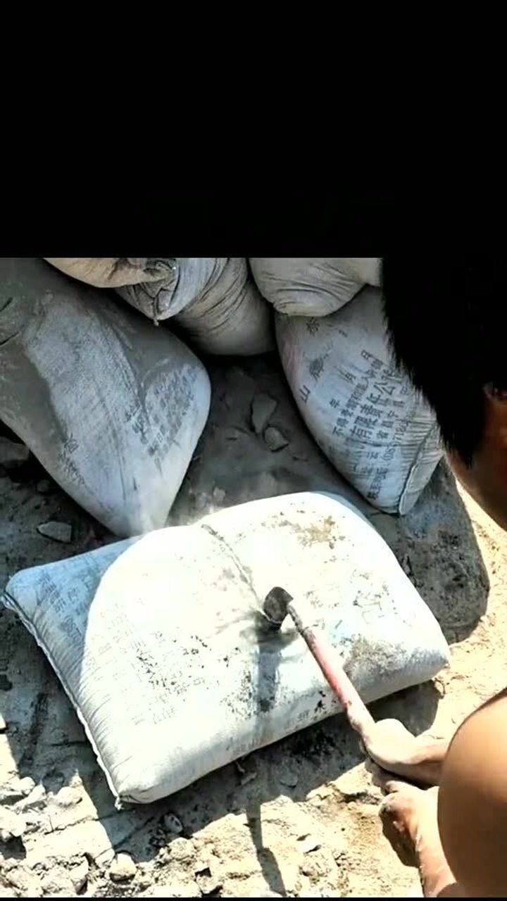 6天前 这样倒水泥,一天累不死你,干活要讲技巧的,不懂多跟老师傅学学