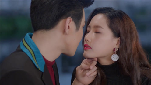 霸总为情所困街头艳遇美女,撩起下巴就要亲,被美女言语挑逗差点