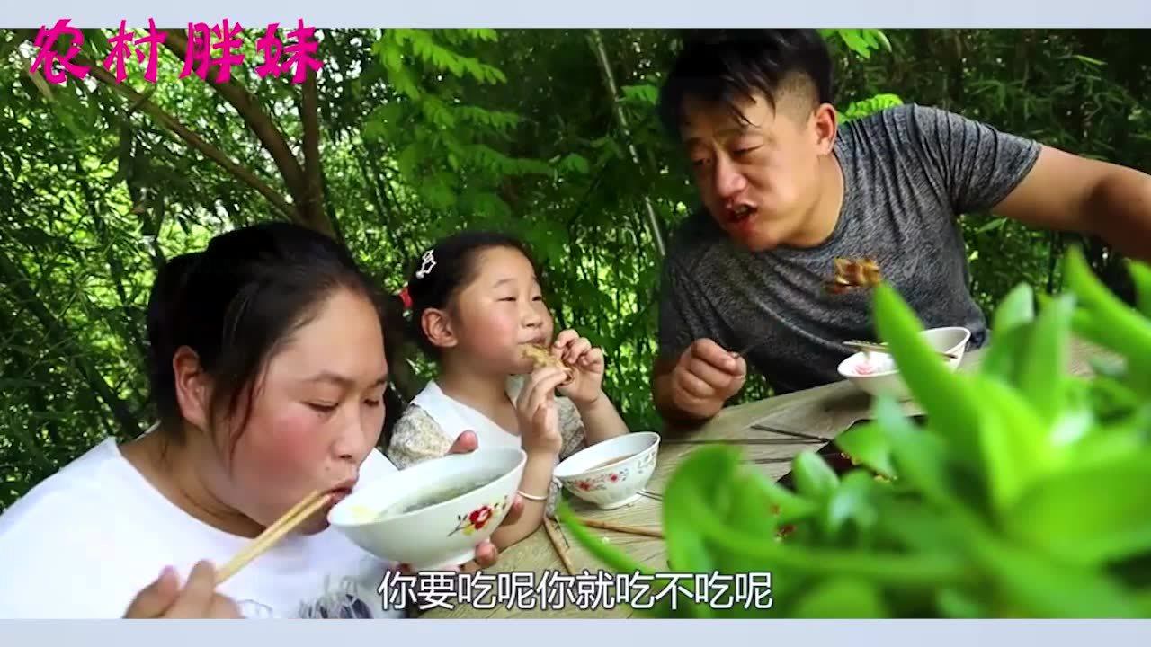 大洋买6个鱿鱼,胖妹用电饼铛烧,不够女儿一人吃,夫妻俩一点没饱