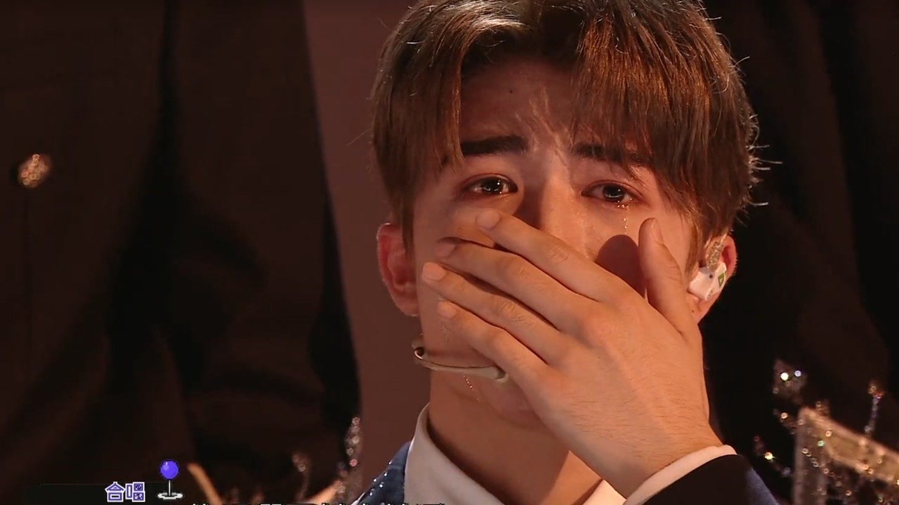 周深唱歌深情起来,连一群男人都抵不住痛哭流涕,网友:纸巾不够用了!