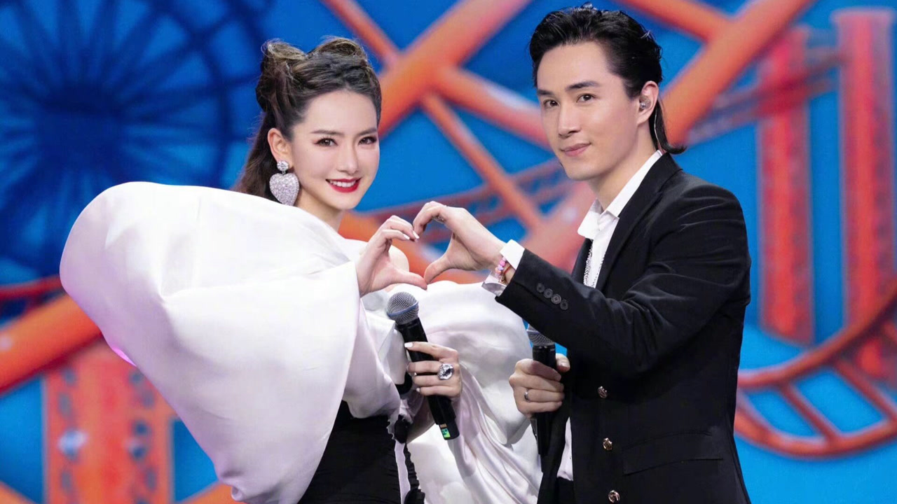 戚薇李承铉夫妻舞台《天上飞》,全程互动太甜了,这是什么神仙爱情?