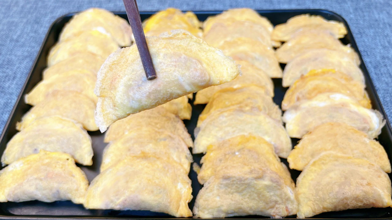 蛋饺别用勺子做,教你懒人做法,有平底锅就行,8秒一个简单快速