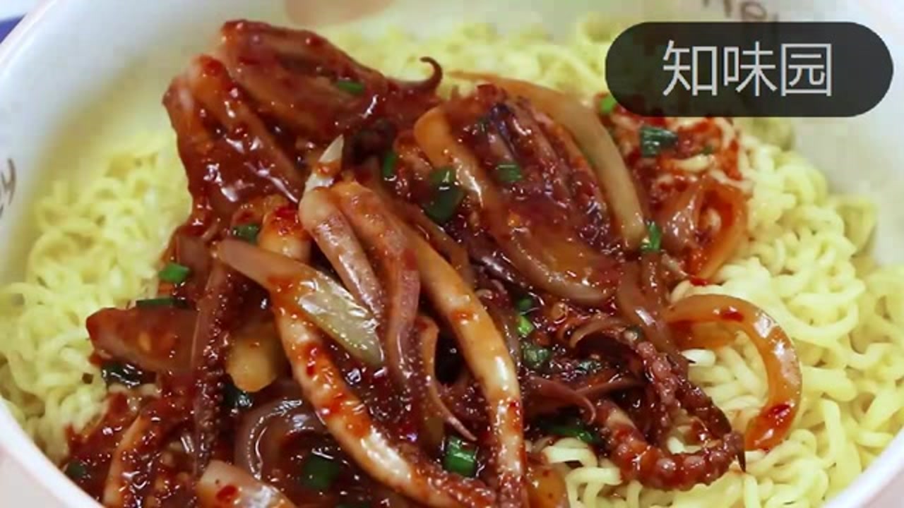 辣炒鱿鱼拌面有多香# 解锁泡面的神仙吃法,辣炒鱿鱼拌面