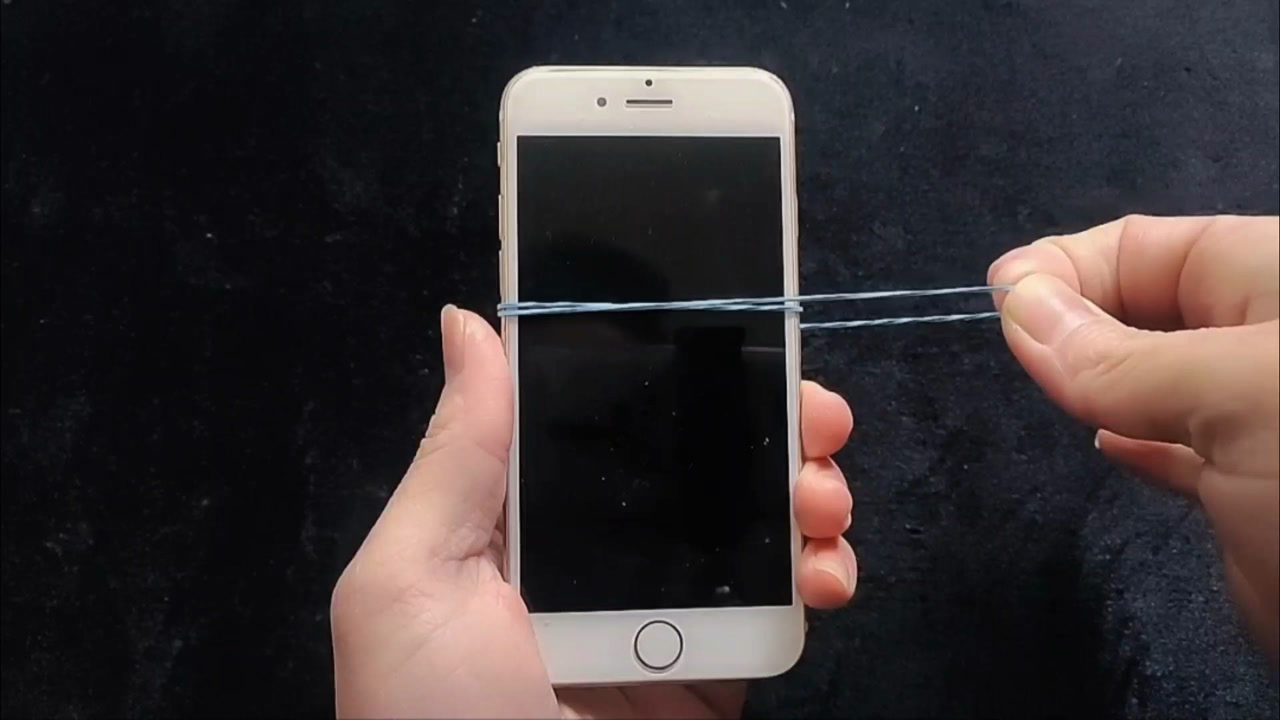 魔术教学:用橡皮筋穿越手机,特别容易学会!