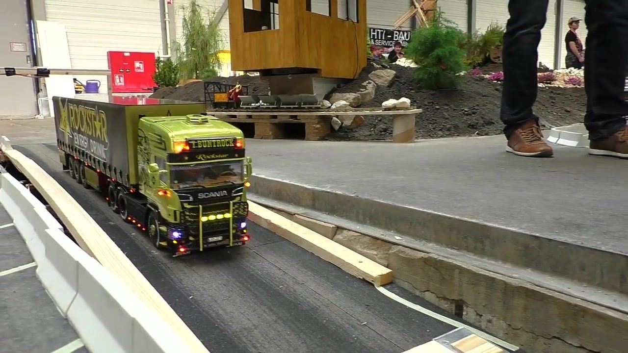 经典的美式狗头卡车,灯光和发动机声音都做的跟真的一样!