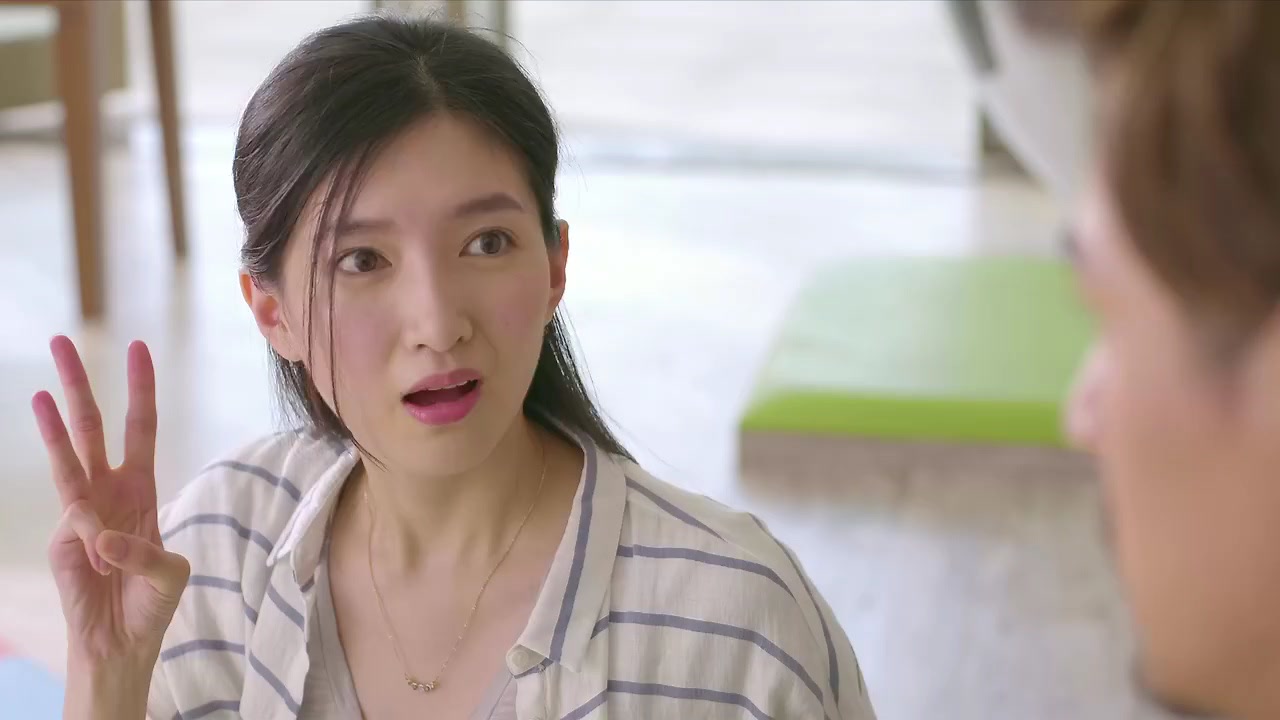 裴朵爱好太奇葩,趁穆帅睡觉偷摸他脚,结果被他一脚踹倒,笑死