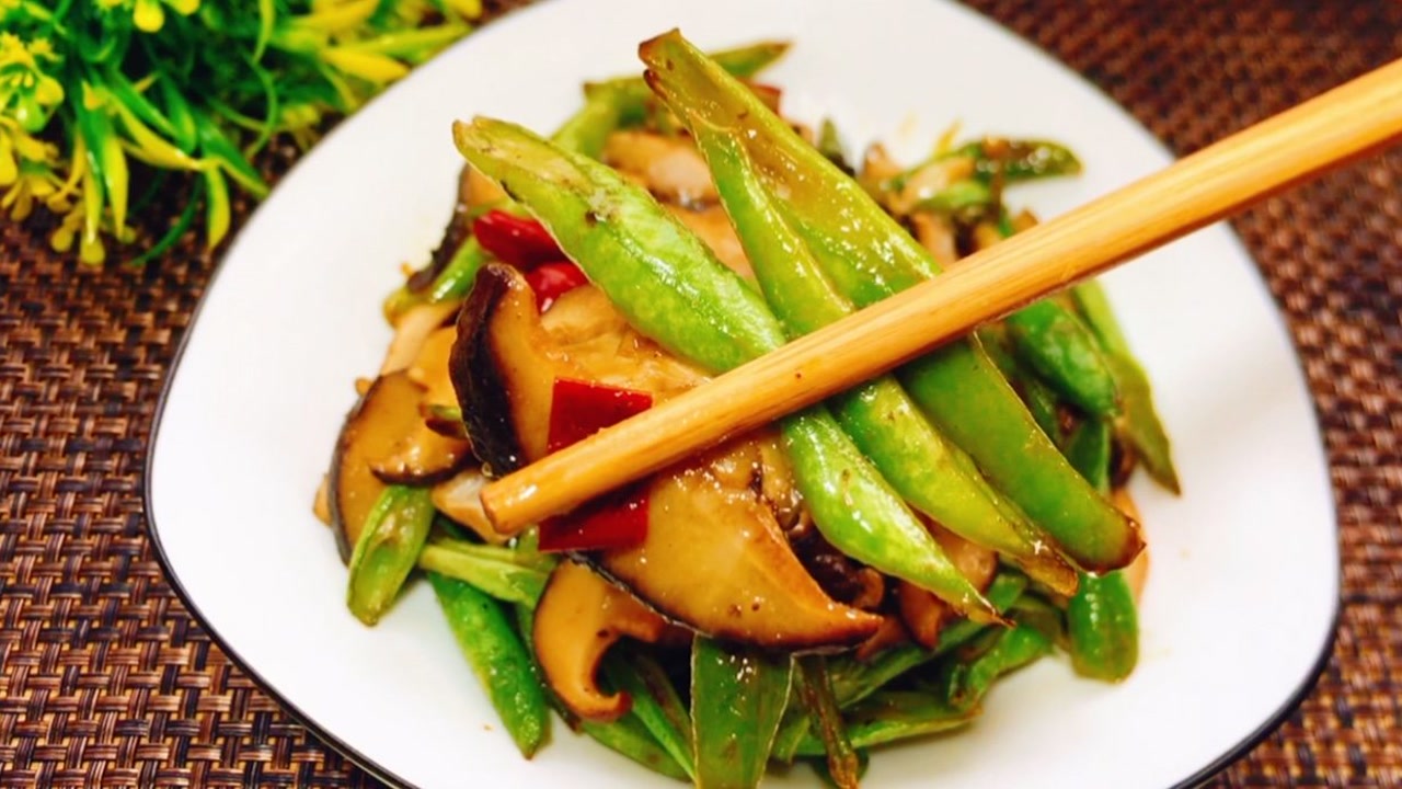 这才是香菇炒豆角最好吃下饭的做法,一出锅香味十足豆角入味,香