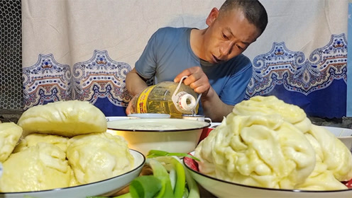 花卷,豆腐,鸡蛋汤,还能喝点小酒,老滋润了文斌家的下饭菜2022-04-05