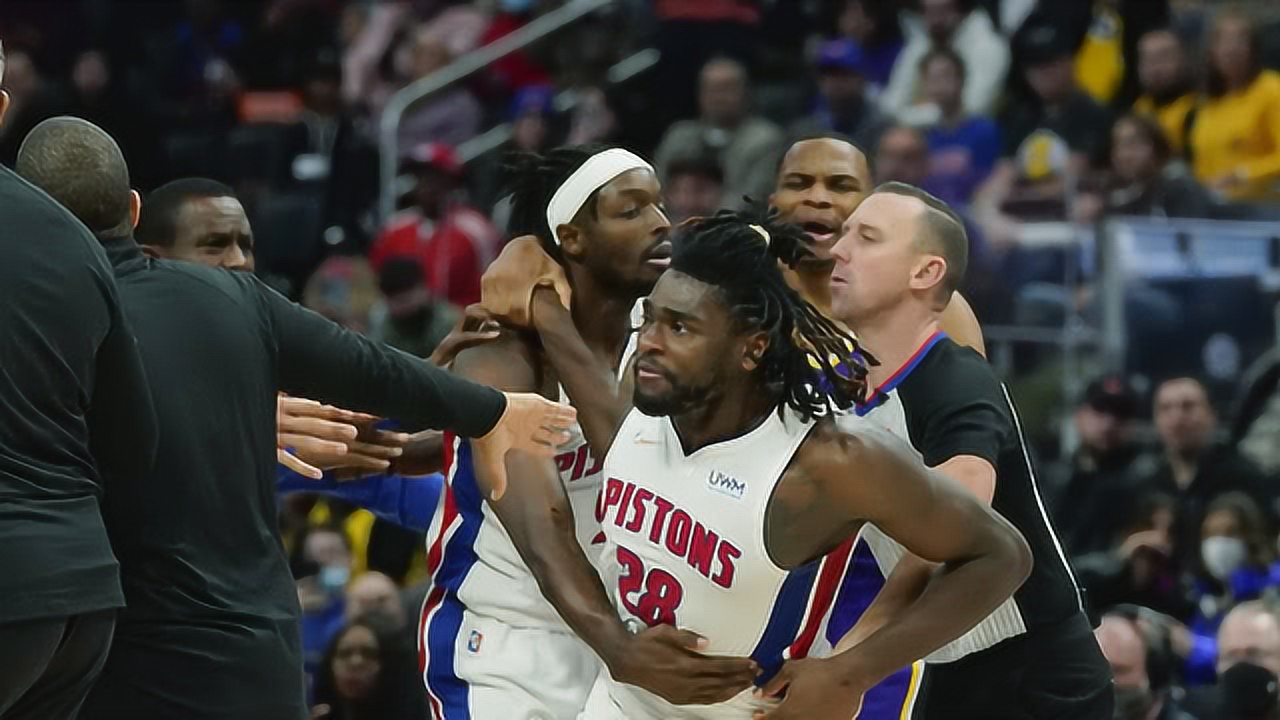 NBA官方声明：因昨日比赛冲突 詹姆斯禁赛一场 斯图尔特禁赛两场