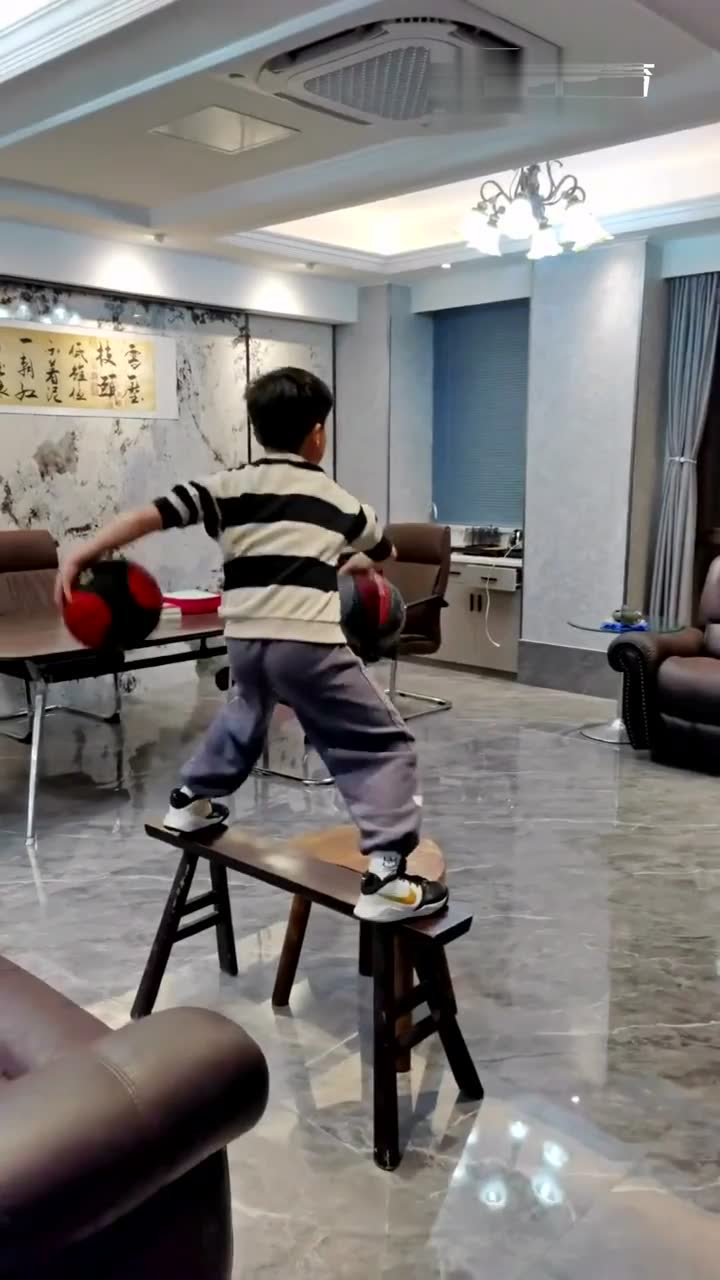 木椅上的篮球难度升级版 这个小朋友基本功太强 