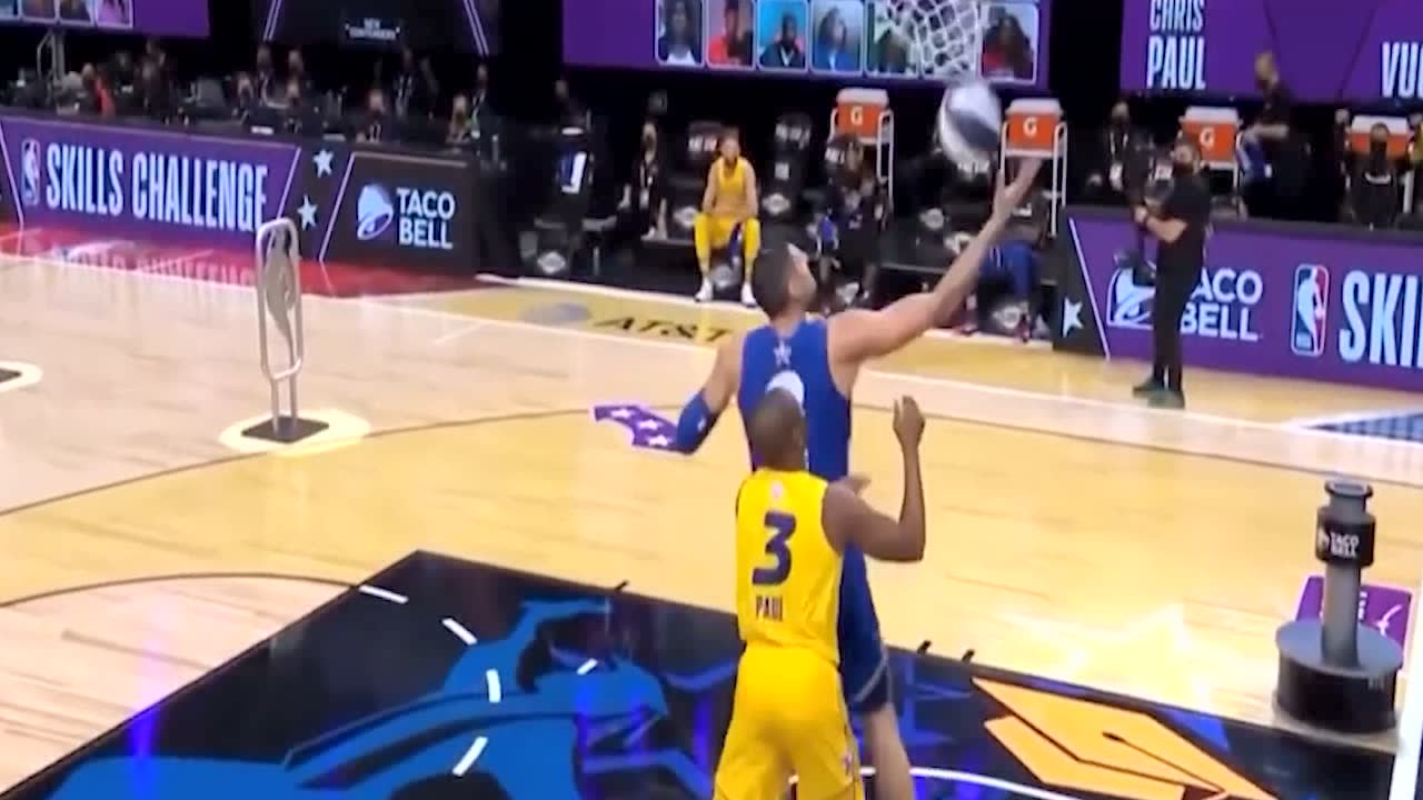 库里近距离观看老詹撒镁粉 盘点NBA全明星赛场的爆笑时刻