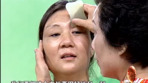 张秀勤在万家灯火讲解全息经络面部刮痧方法2