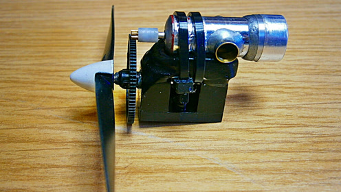 牛人自制一个微型涡轮螺旋桨发动机,很震撼