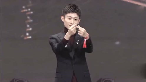 张一山再现"山式比心" tfboys调皮模仿有模有样