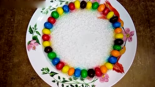 科学实验:在彩虹糖上倒入一点汽水,结果我惊呆了