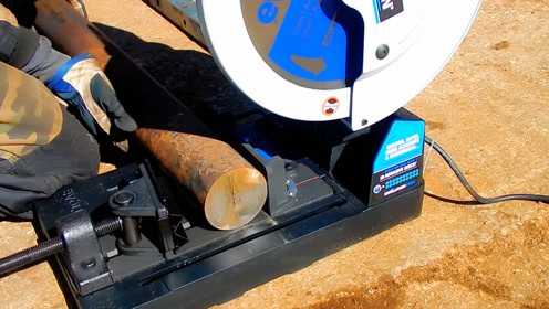 小伙花上千块买的切割机,这么粗的铁棒轻松切断,这钱花的值了