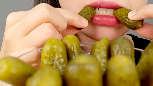 妹纸吃一盆腌黄瓜,一根一根的吃不过瘾,直接把两根塞进嘴巴里!