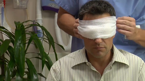 盲人教授为了复明,做了一个不靠谱的手术,结果使得自己惹祸上身