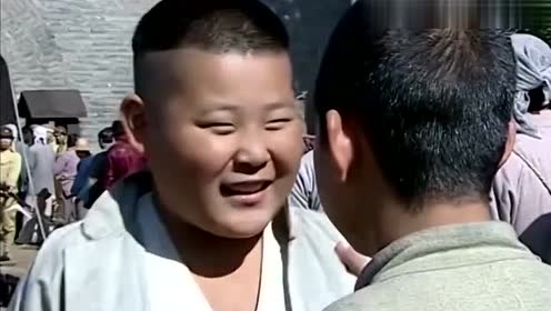 小兵张嘎:张嘎刚把缴的枪给胖墩,一转身胖墩和他爹就被鬼子抓了